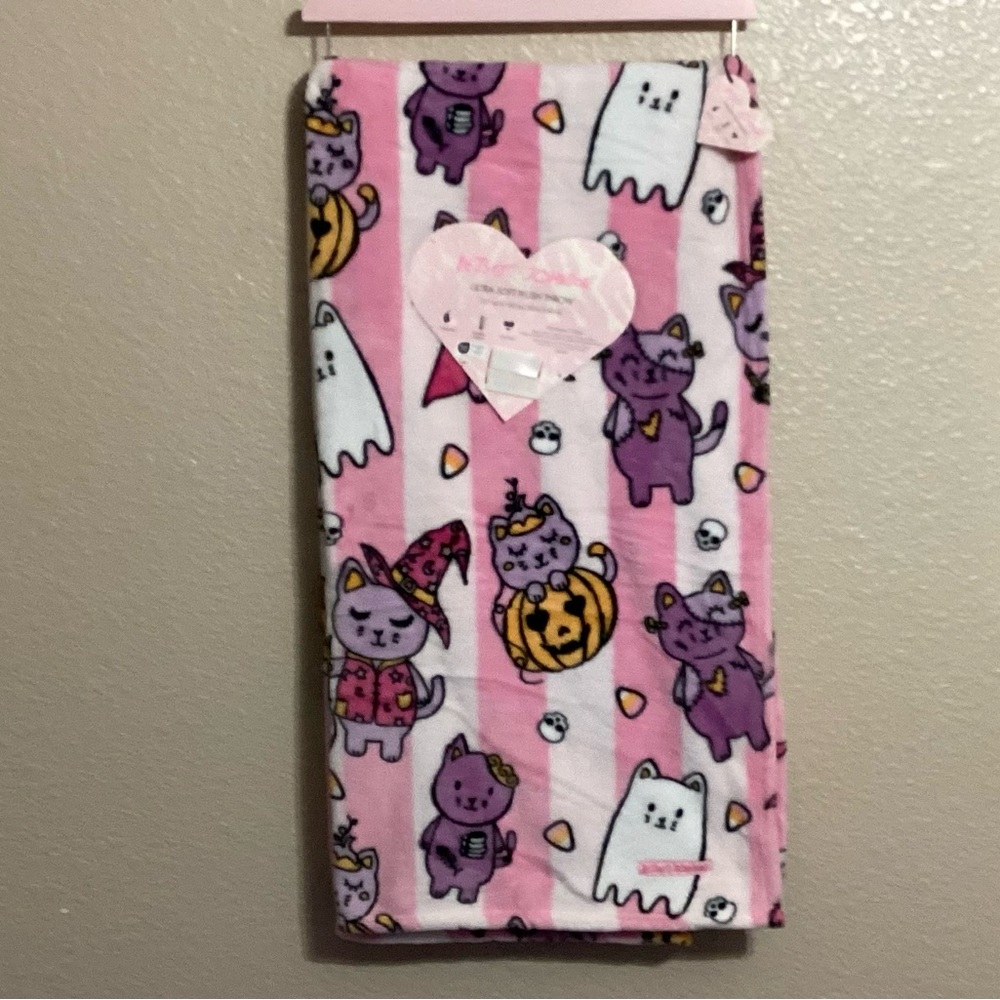 Betsey Johnson Halloween Cats in Costumes Plush Throw - Picture 1 of 3